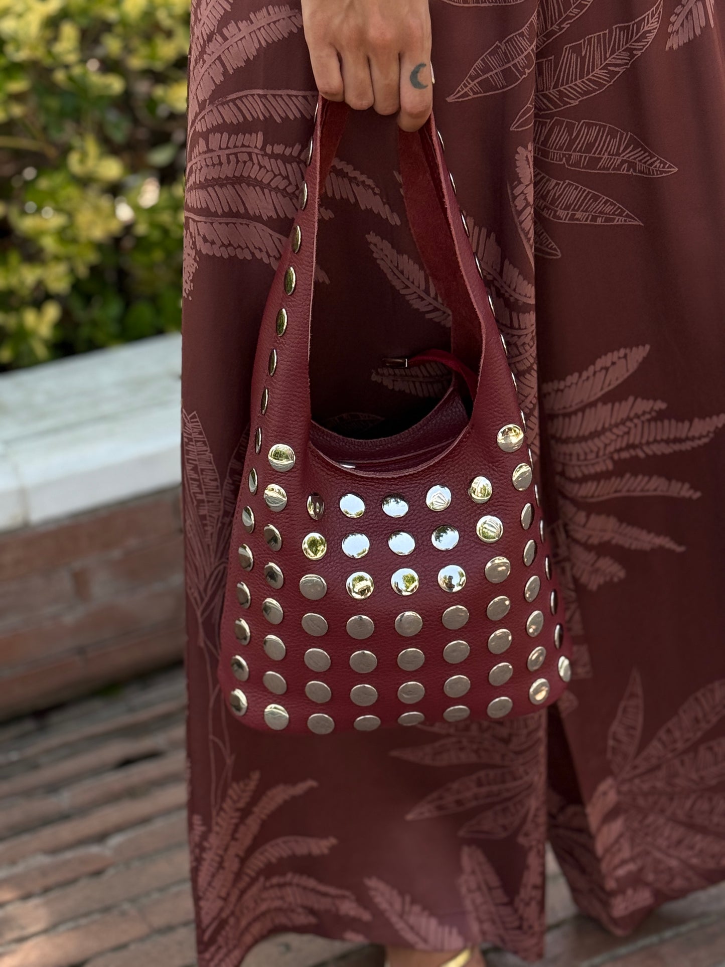 BOLSO TACHAS BURDEOS