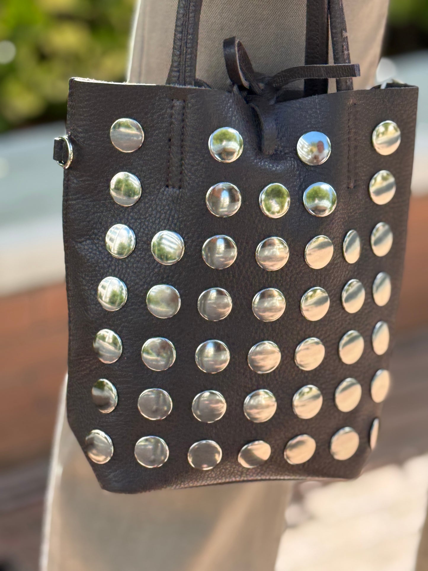 BOLSO TACHAS BROWN