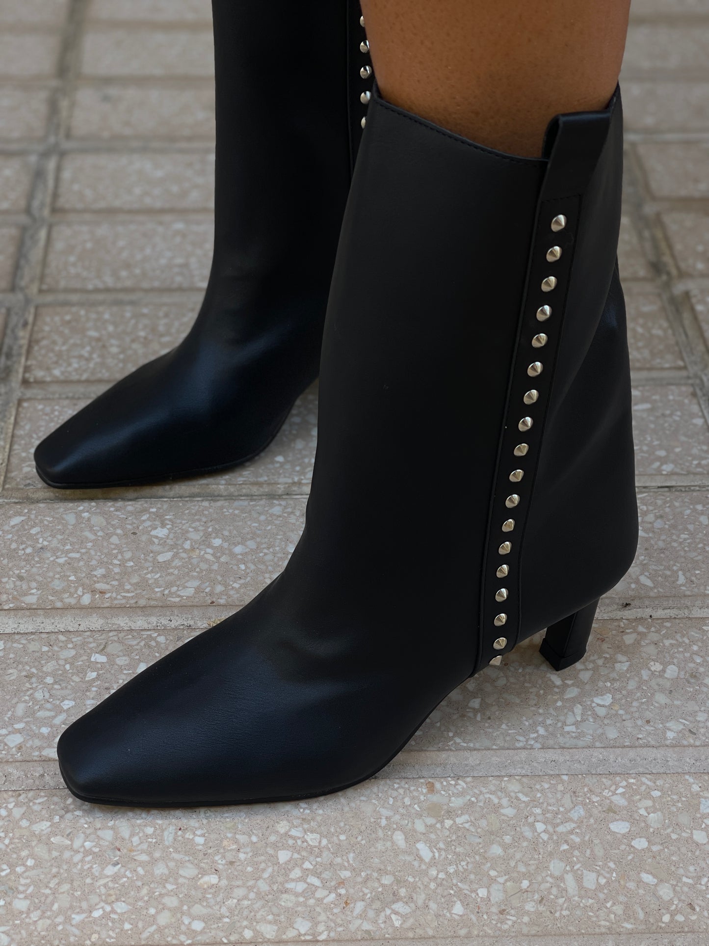 BOTIN BLACK TACHAS