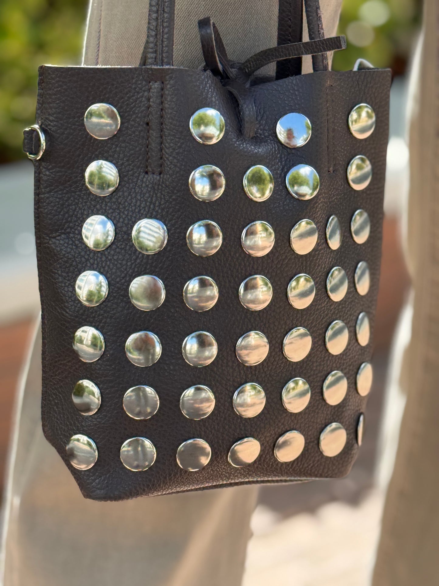 BOLSO TACHAS BROWN