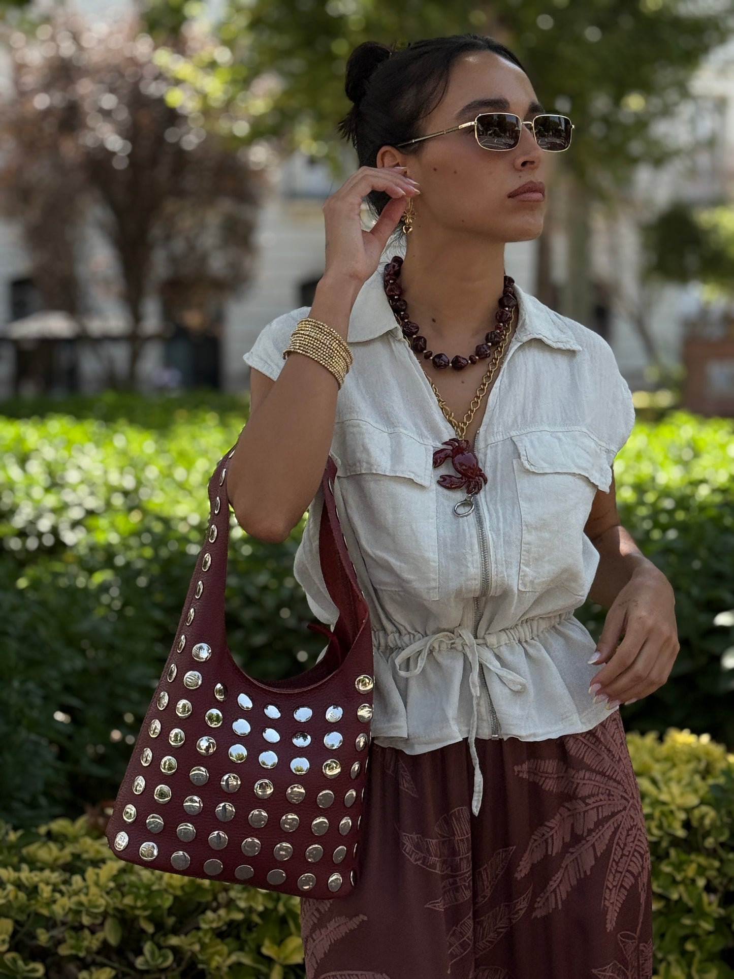 BOLSO TACHAS BURDEOS