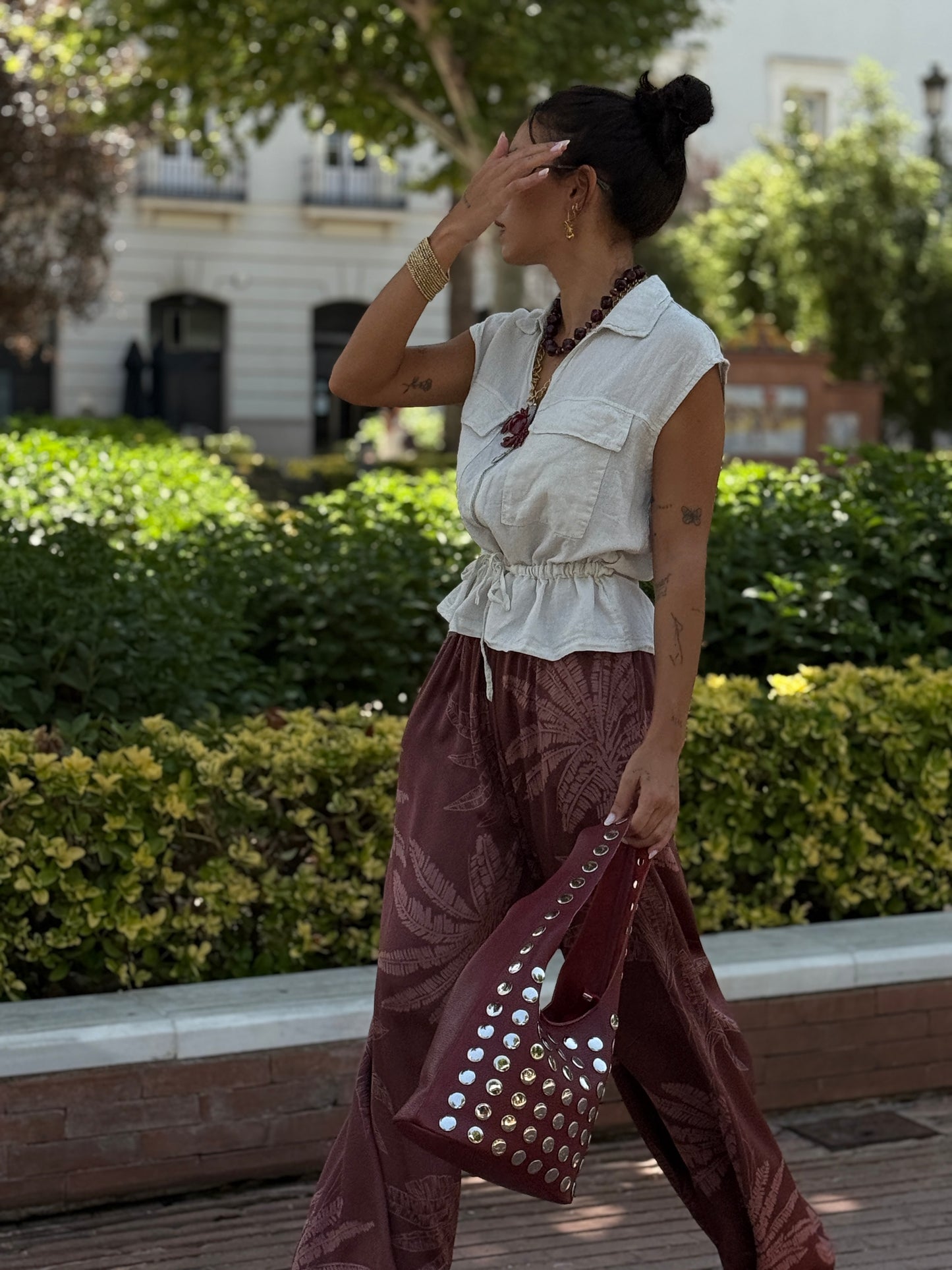 BOLSO TACHAS BURDEOS