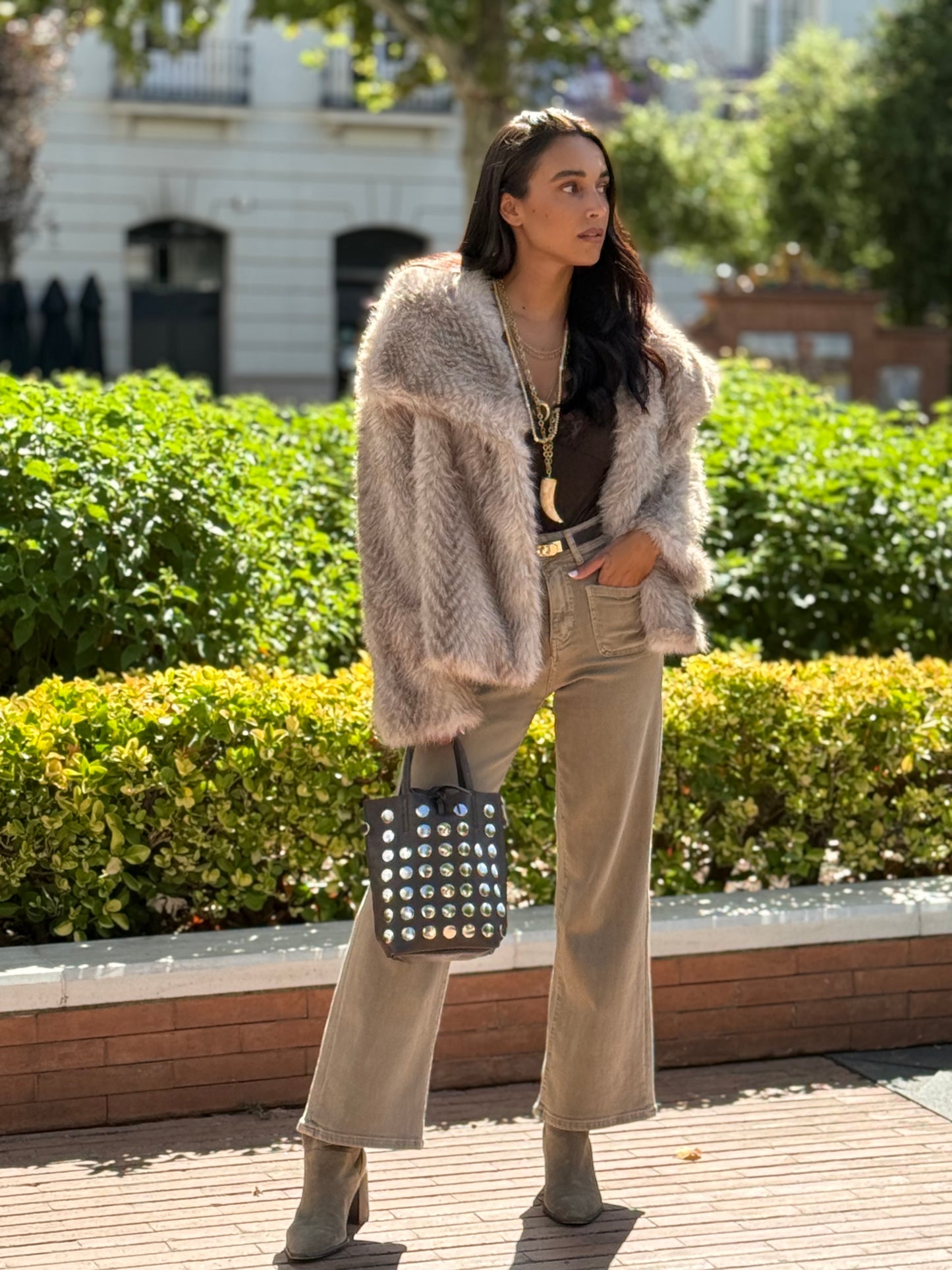 BOLSO TACHAS BROWN