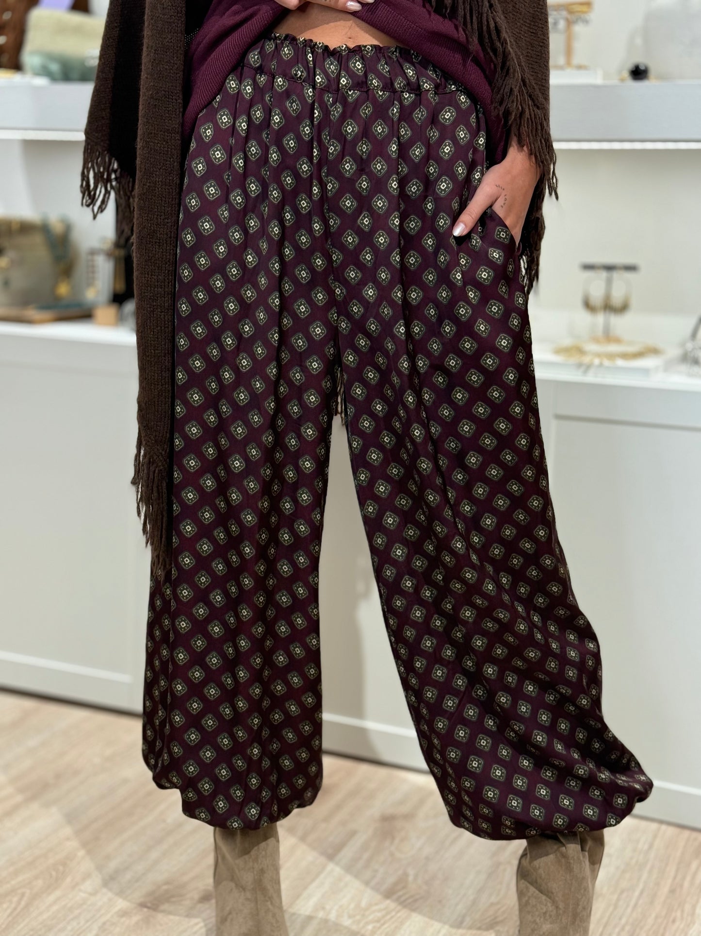 PANTALON SATINADO ESTAMPADO BURDEOS