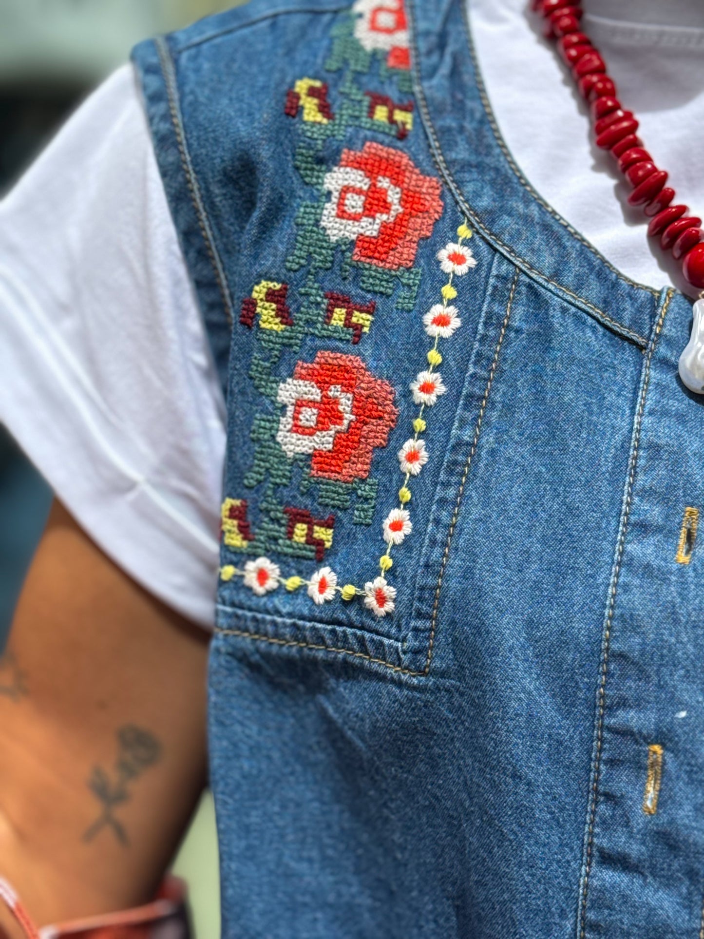 CHALECO DENIM BORDADO