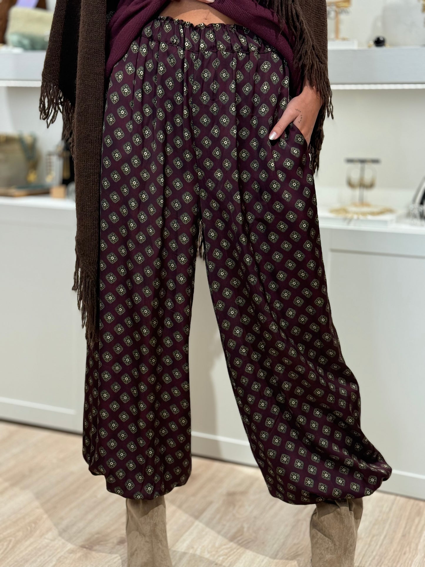 PANTALON SATINADO ESTAMPADO BURDEOS