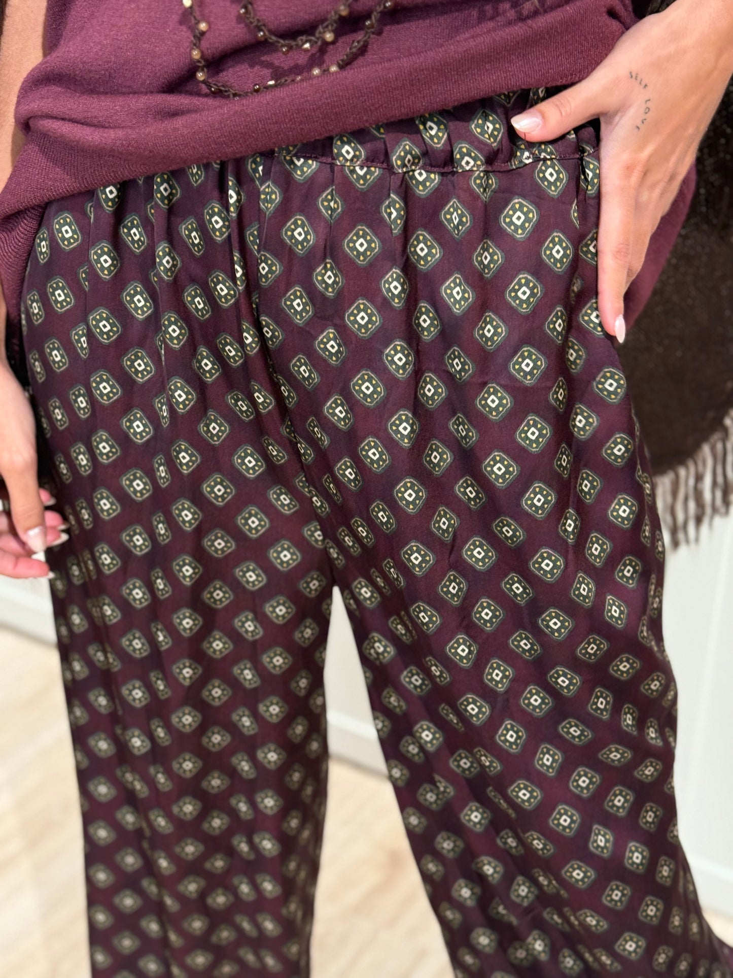 PANTALON SATINADO ESTAMPADO BURDEOS