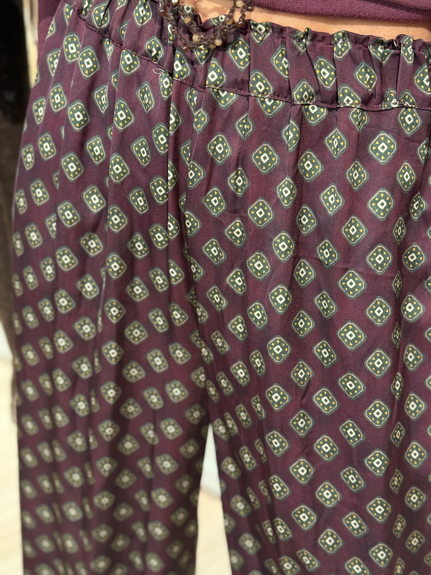 PANTALON SATINADO ESTAMPADO BURDEOS